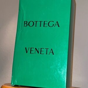 BRAND NEW
BOTTEGA VENETA SANDALS
BLACK SIZE 40
BAG & FABRIC COVER SLEEVE